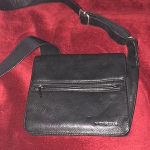 Cross body fossil leather purse  good condition .